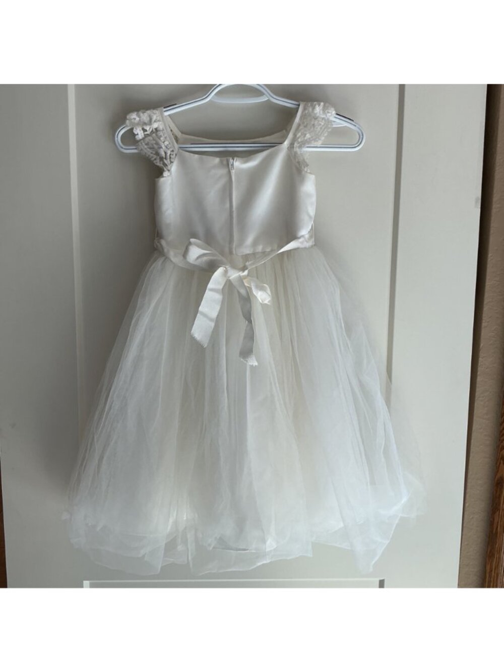 Davids Bridal Ivory Flower Girl Dress With Lace Cap Sleeves & Tulle Skirt Size 5 - Picture 5 of 10